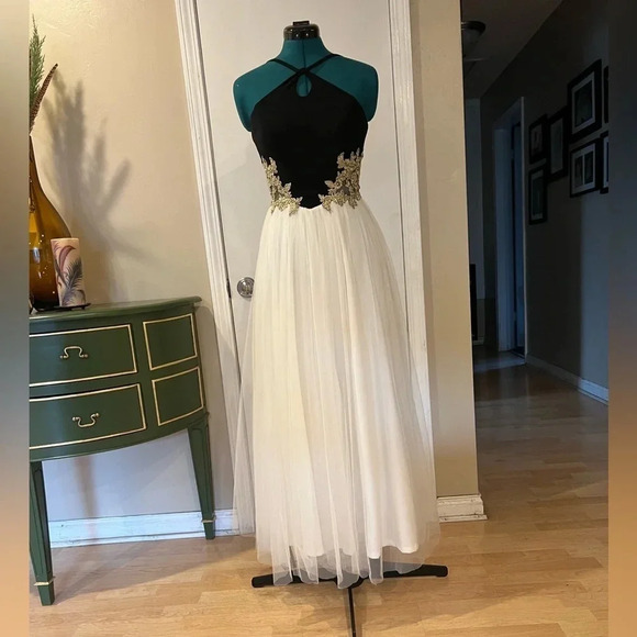 Blonde Nites Junior’s Keyhole Appliqué Prom Dress‎ - Picture 3 of 8